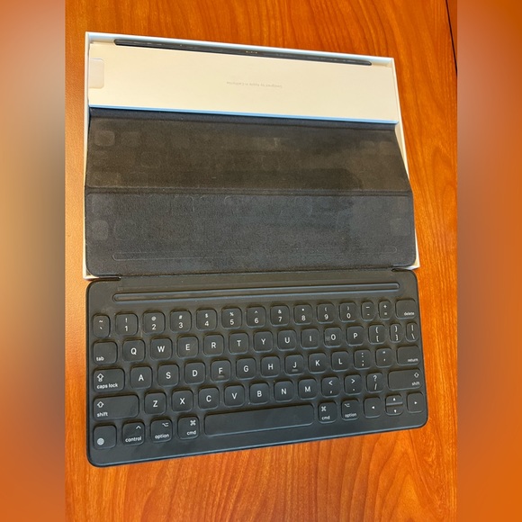 Apple iPad Smart Keyboard in Great Condition - Picture 4 of 6